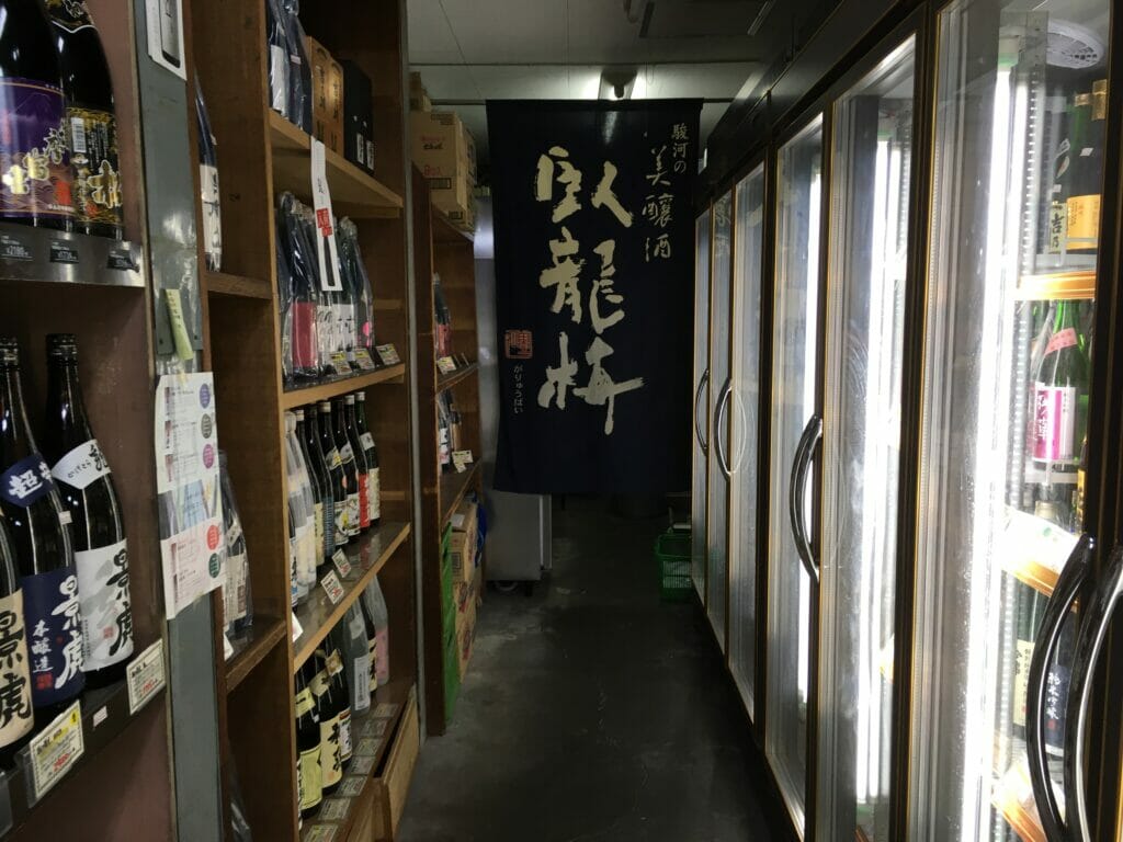 新川屋佐々木酒店の日本酒の棚